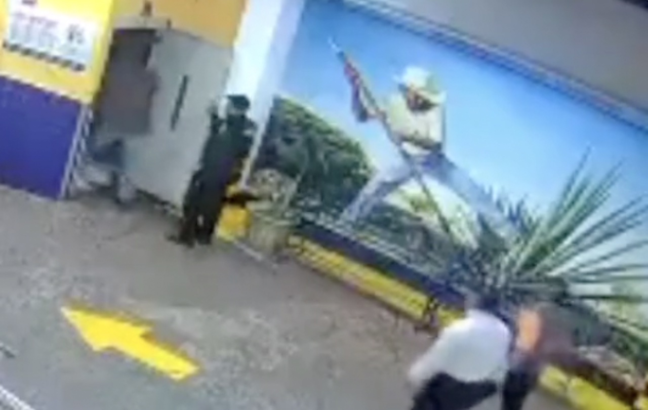 Video muestra a supuesto policía sacando cuerpo de un hombre de La Polar