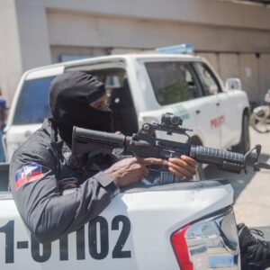 Policías de Haití acusan pasividad y atacan residencia del primer ministro