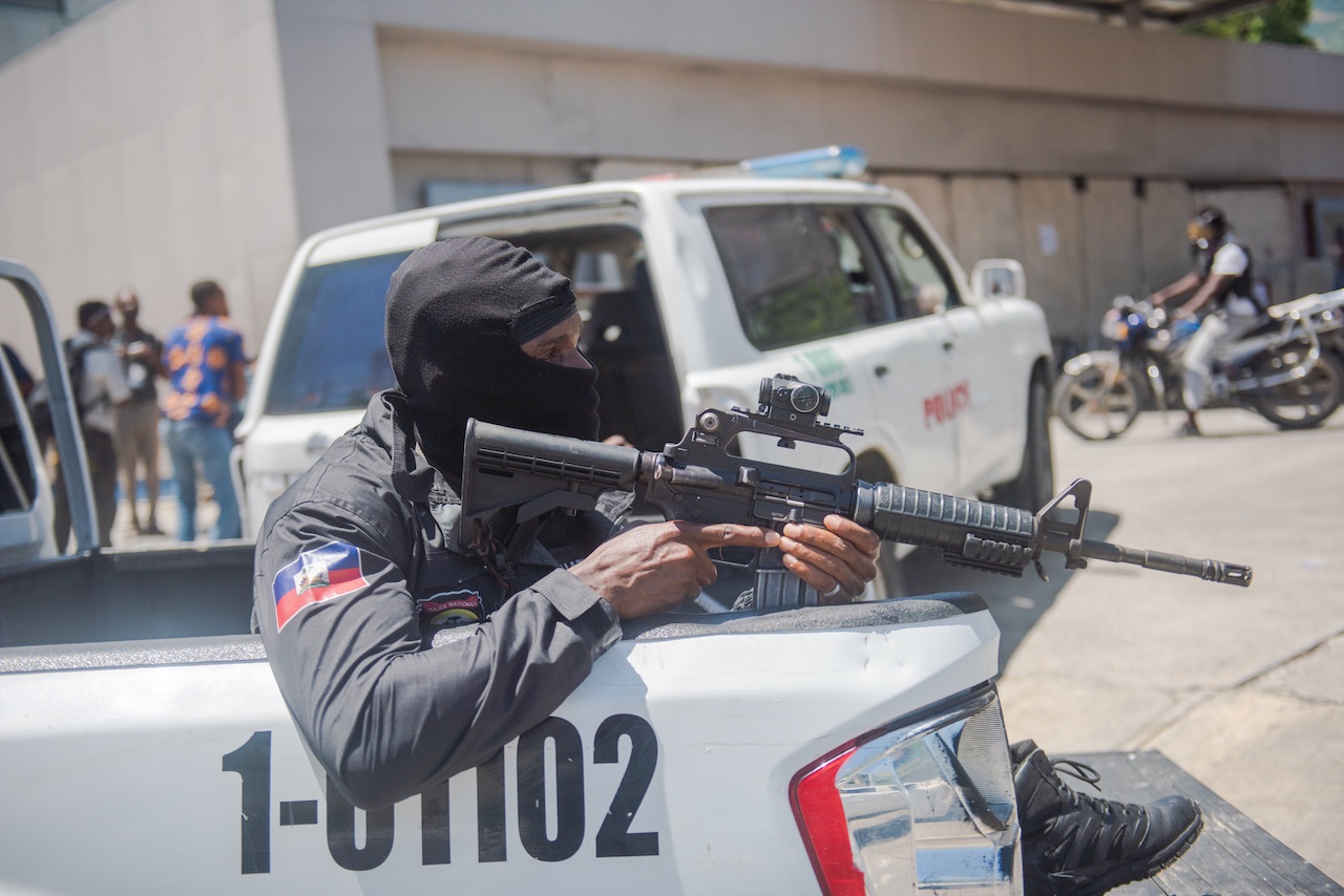 Policías de Haití acusan pasividad y atacan residencia del primer ministro