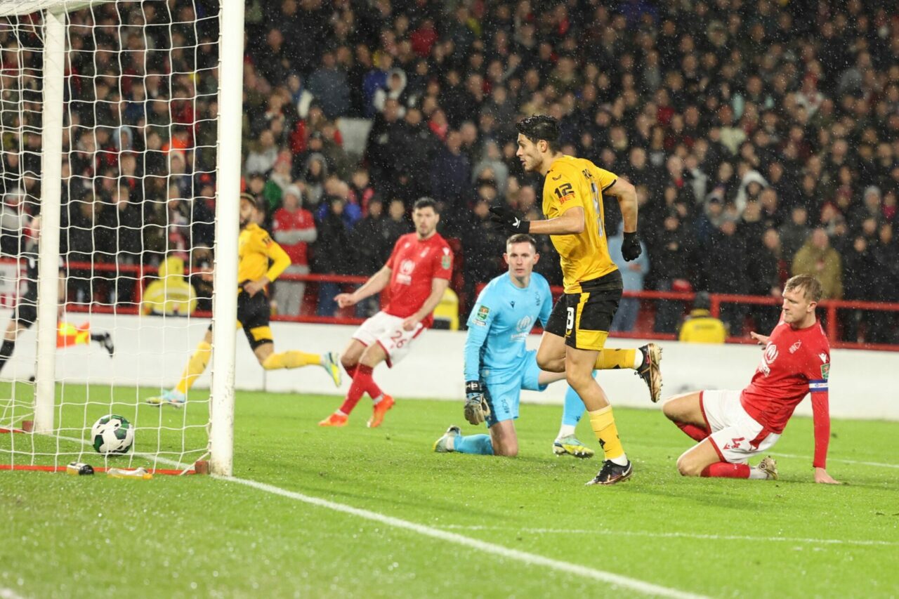 Raúl Jiménez se reencontró con el gol en la eliminación del Wolverhampton