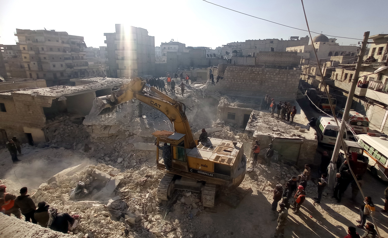 Derrumbe de edificio deja 18 muertos, entre ellos 9 niños, en Siria