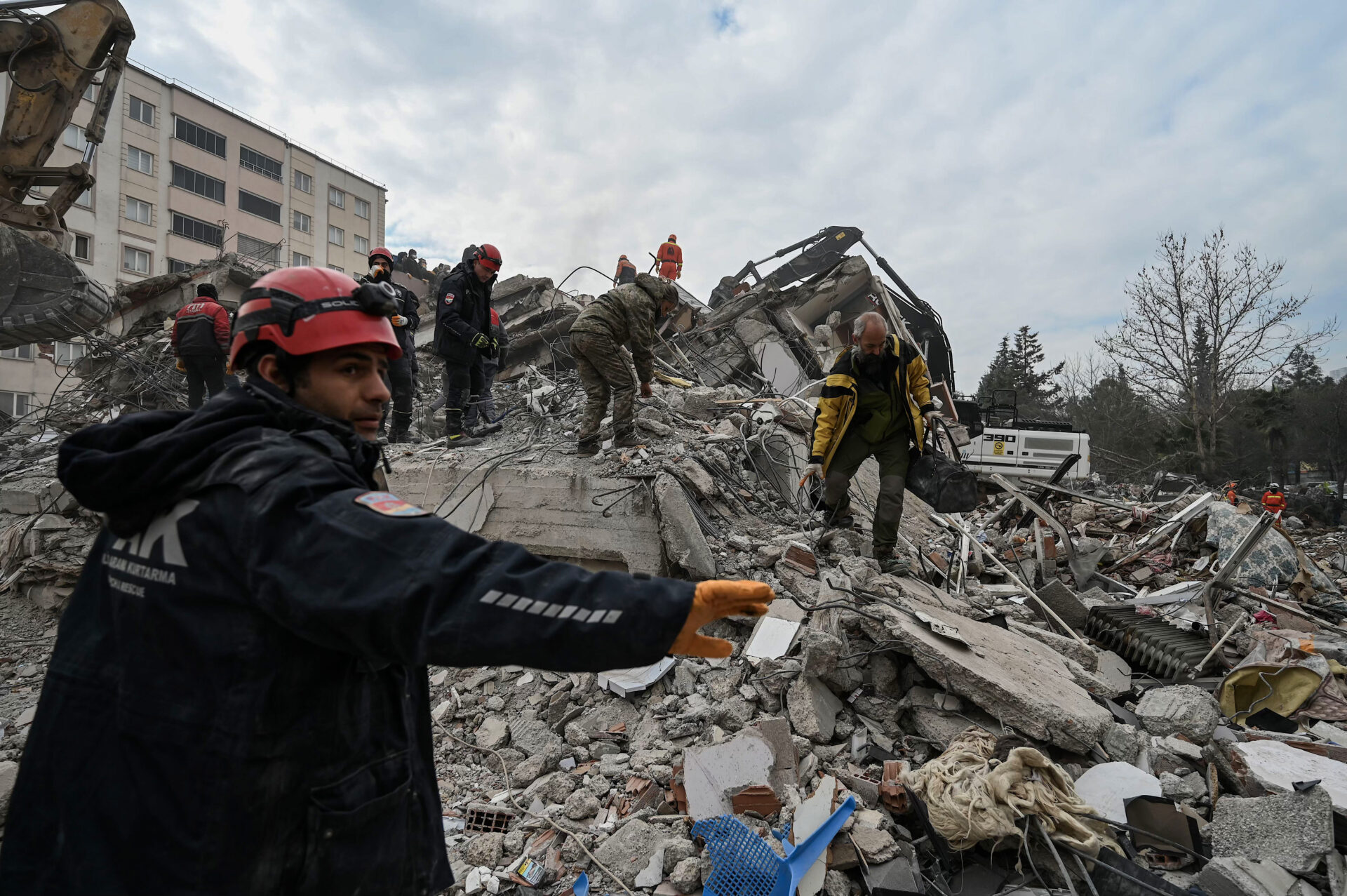 Turquía y Siria suman casi 23,000 muertos tras los terremotos