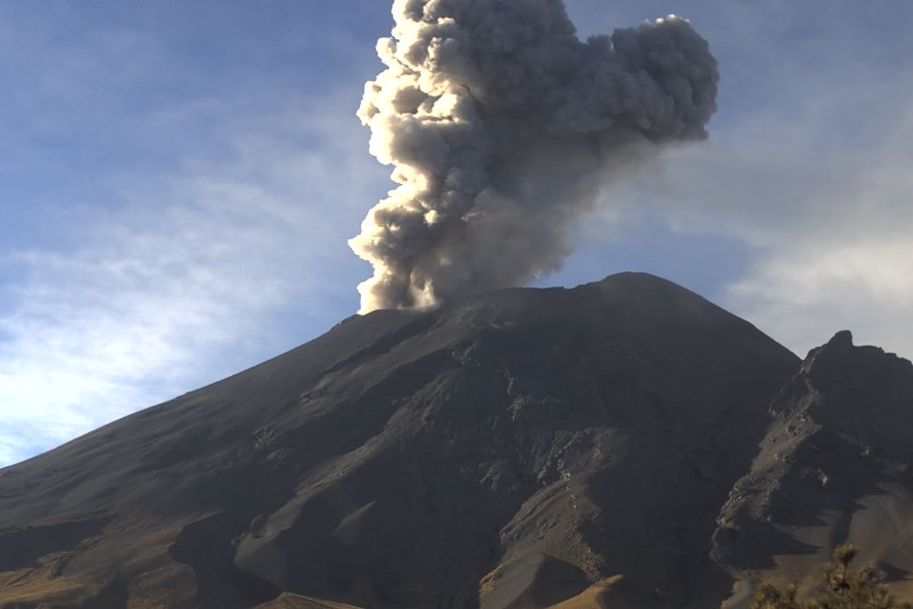 El Popocatépetl registra sismos y emite vapor, gases y ceniza