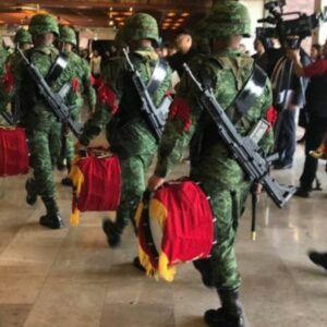 Creel rechaza ingreso de militares armados para honores a la bandera en San Lázaro