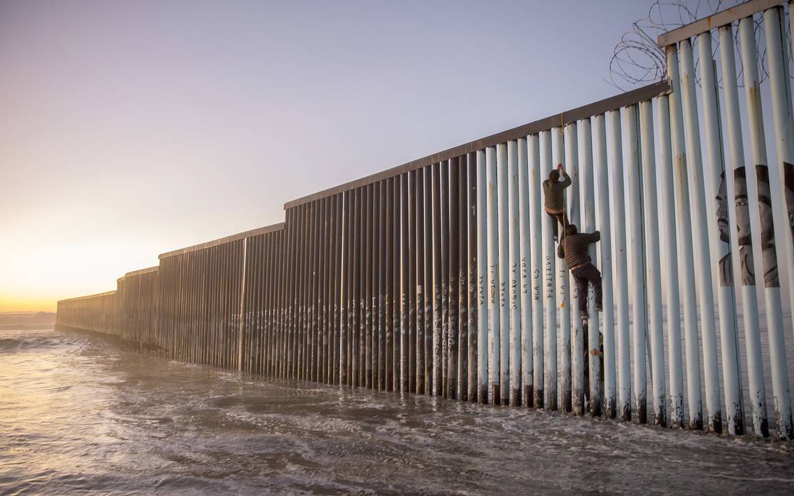 Dos migrantes son asesinados a pedradas en muro fronterizo de Tijuana
