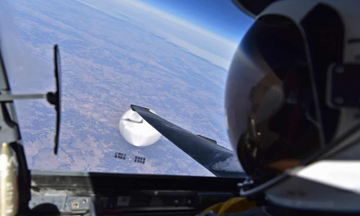 Difunden selfie de piloto de EU sobrevolando un globo espía chino