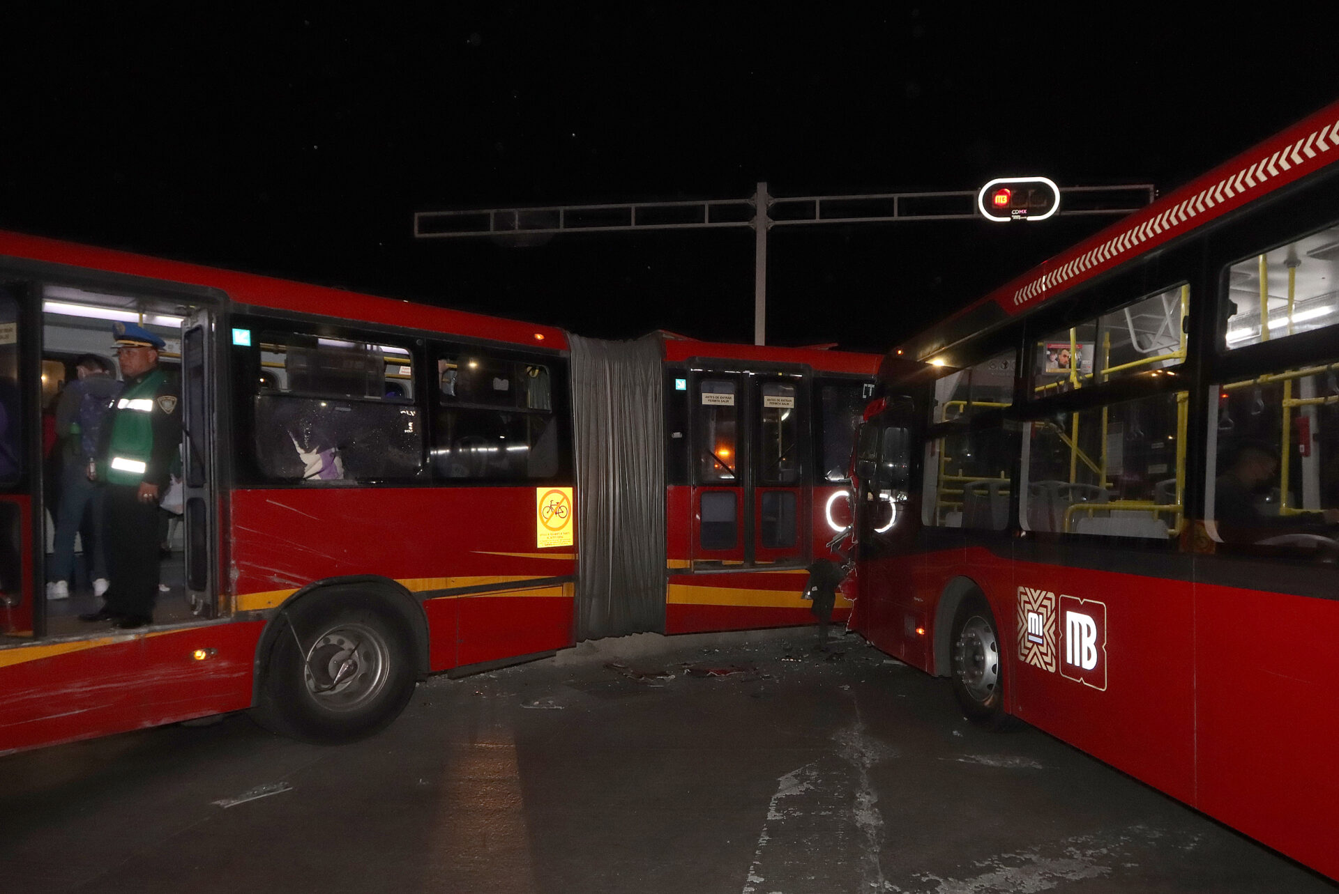 Metrobús anuncia sanciones contra conductores involucrados en choque