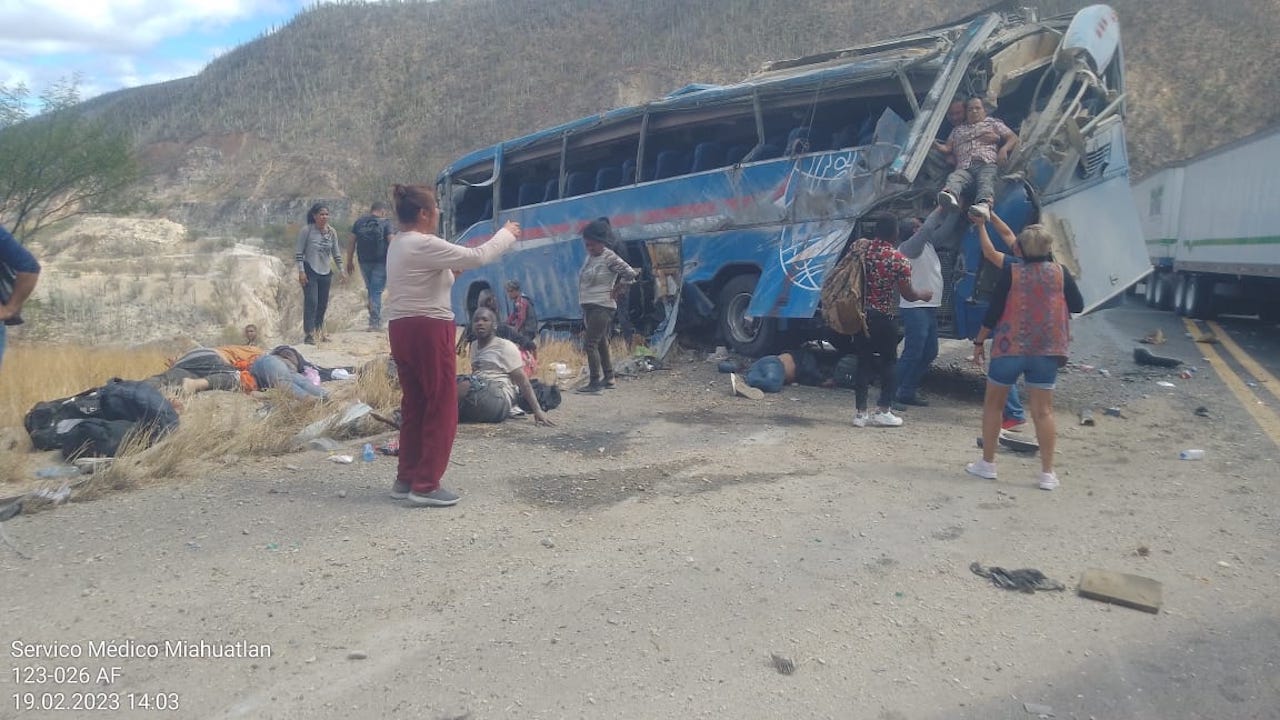 Autobús se vuelca en autopista Cuacnopalan-Oaxaca y deja varios muertos y heridos