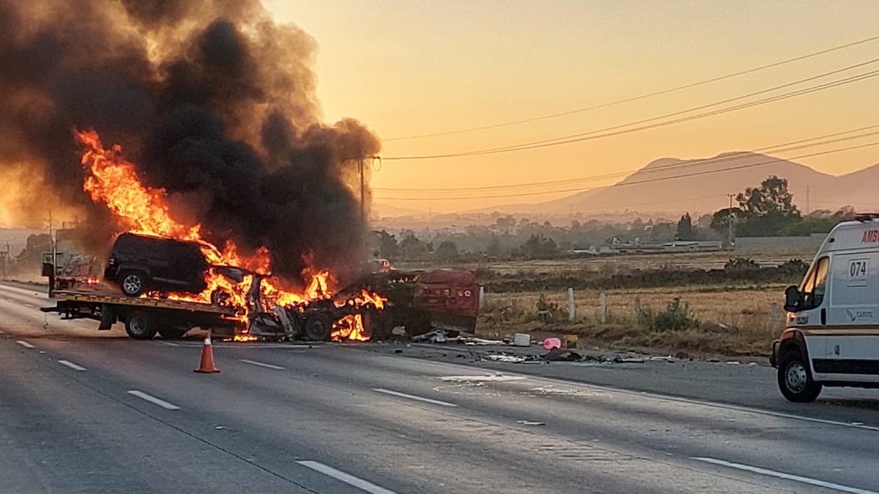 Vehículos chocan y se incendian en la México-Querétaro, en Edomex