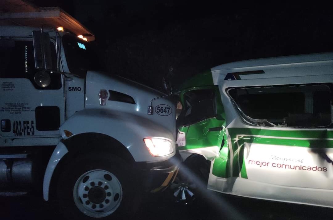 Camiones y combi chocan en la México-Querétaro, cerca de Perinorte