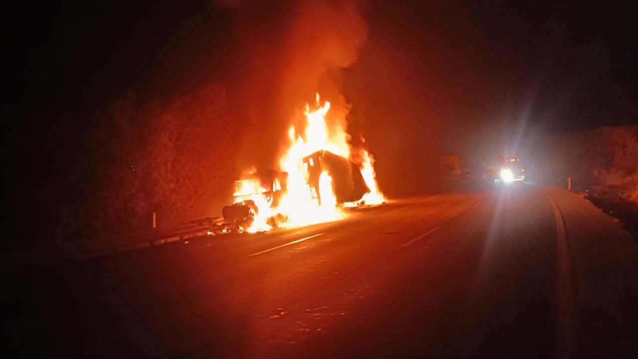 Tráiler se incendia y provoca el cierre de la México-Querétaro, en Jilotepec