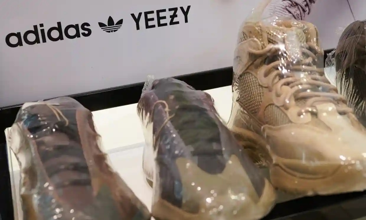 Adidas advierte un golpe en sus ingresos por no vender el stock de Yeezy de Kanye West