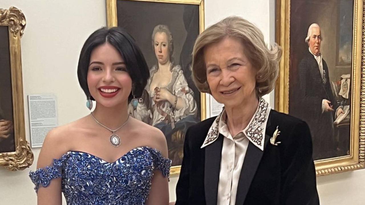 Ángela Aguilar rompe el protocolo con la reina Sofía de España