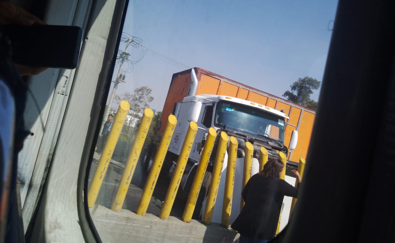Choque en la autopista México-Puebla: conductor queda prensado y cierran vialidad