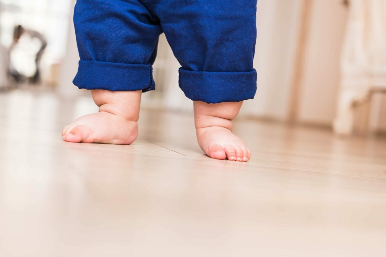 Beneficios de que tu bebé ande descalzo