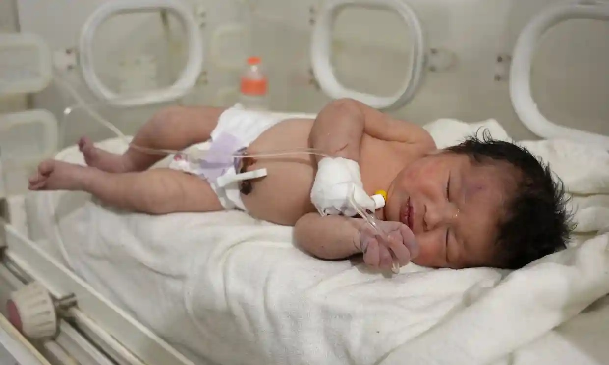 La bebé nacida entre los escombros del terremoto de Siria recibe el nombre de Aya y tiene un nuevo tutor