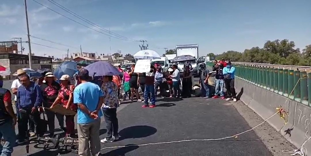 Vecinos exigen agua con bloqueo en el Circuito Exterior Mexiquense