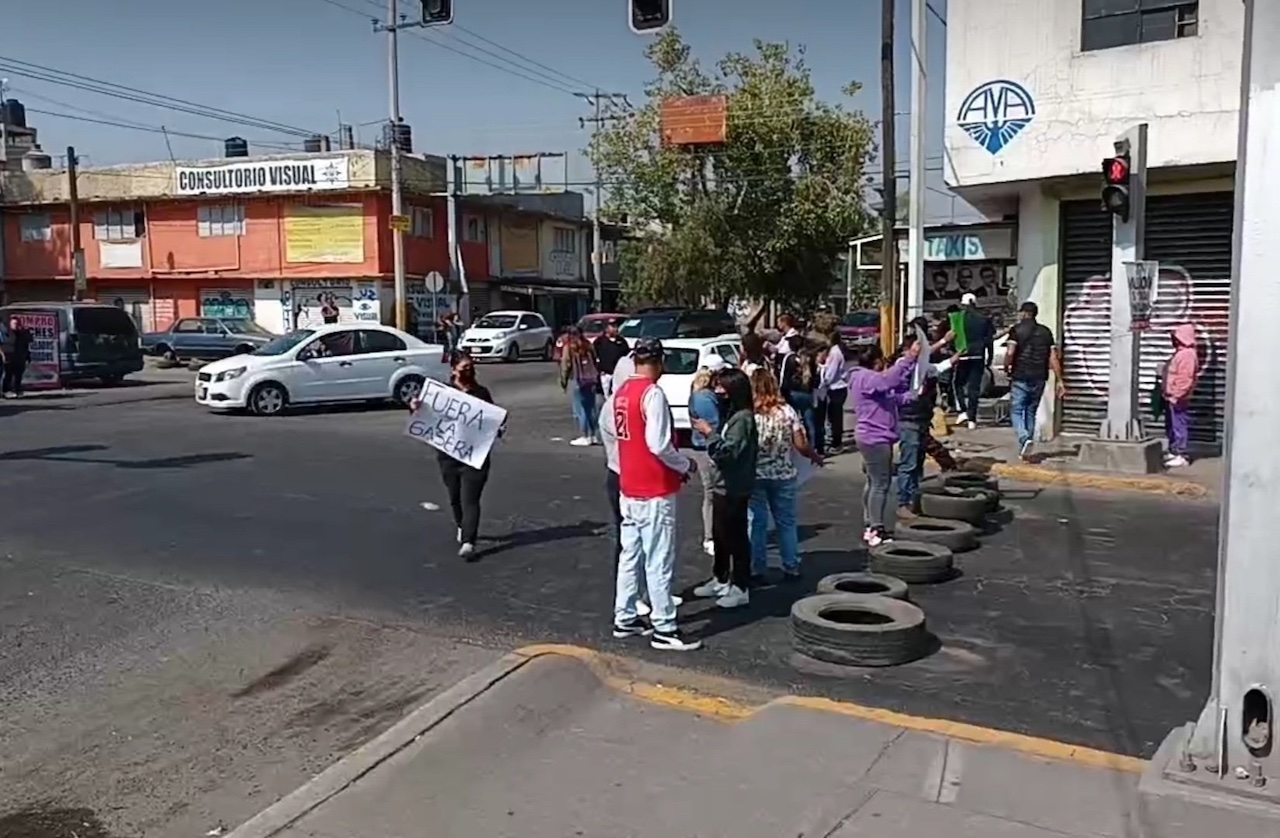 Familias protestan contra gasera con bloqueo en la Avenida Central de Ecatepec