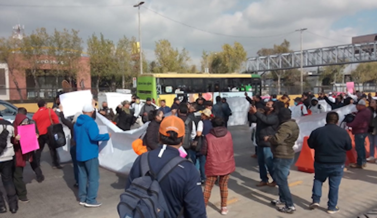 Trabajadores y jubilados del ISSSTE bloquean Circuito Interior, cerca del AICM