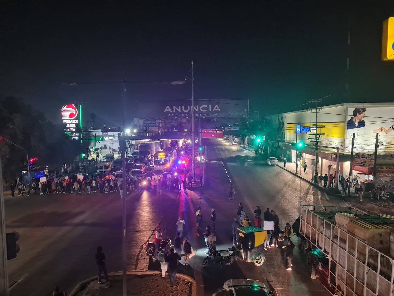 Vecinos de Ecatepec bloquean la López Portillo por falta de agua