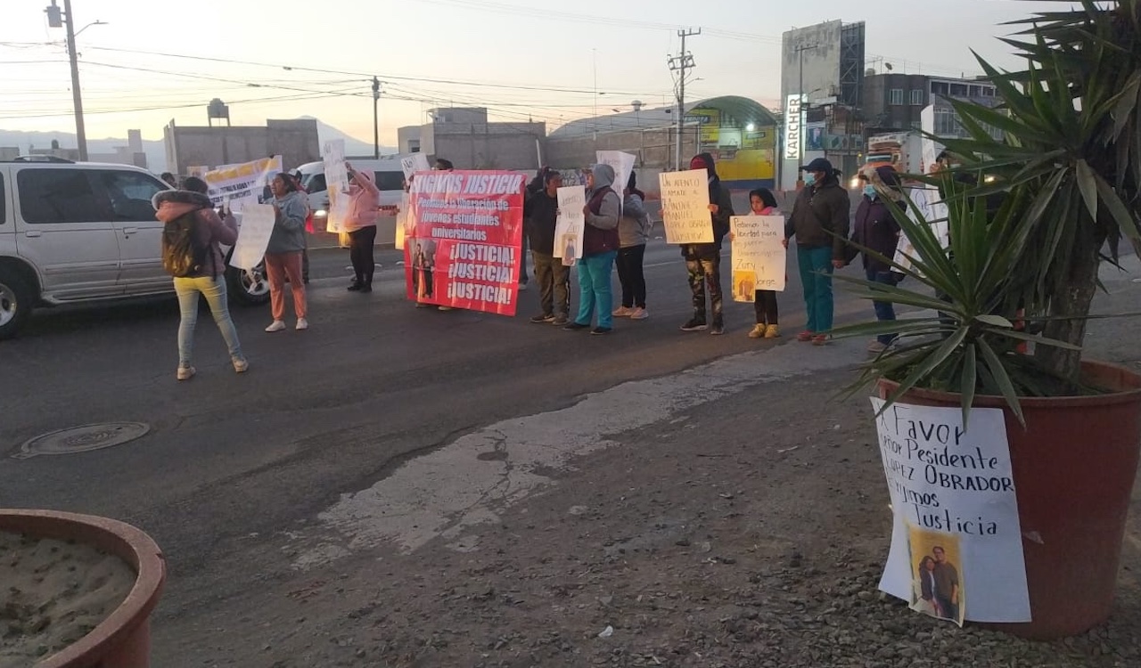 Familias exigen liberación de jóvenes con bloqueo en Chalco, en la caseta de la México-Puebla