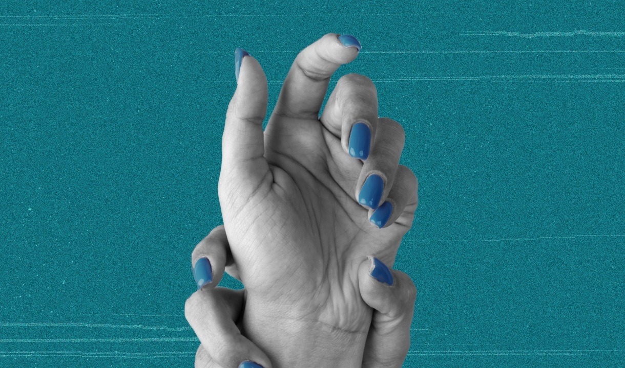 Por qué se ponen las uñas azules