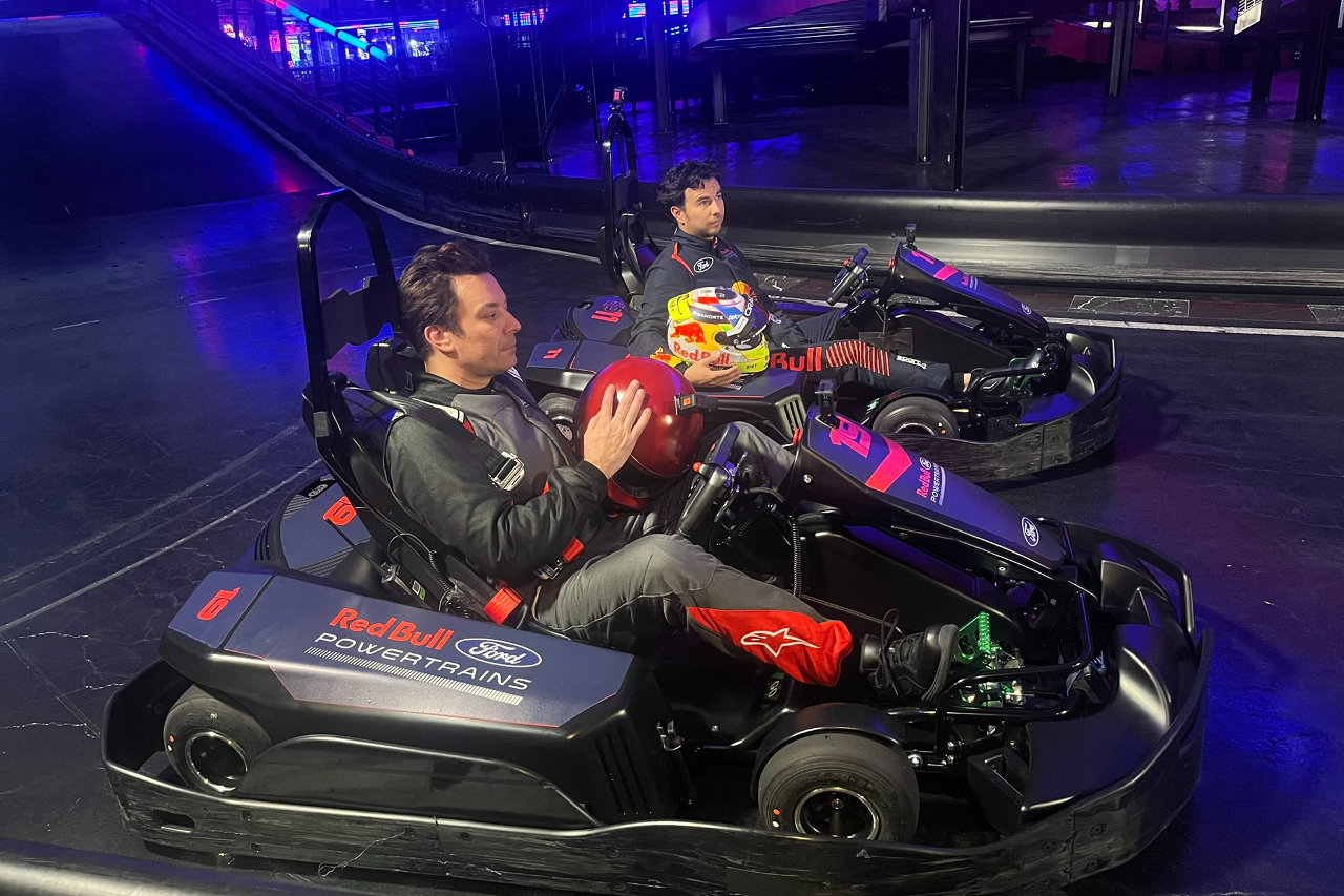 ‘Checo’ Pérez y Jimmy Fallon protagonizan divertida carrera de <em>go karts</em>