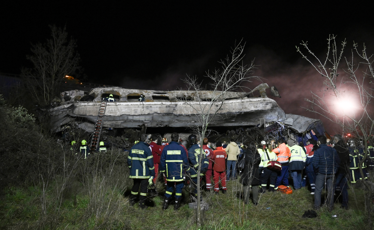 Choque de dos trenes deja al menos 26 muertos y 85 heridos en Grecia