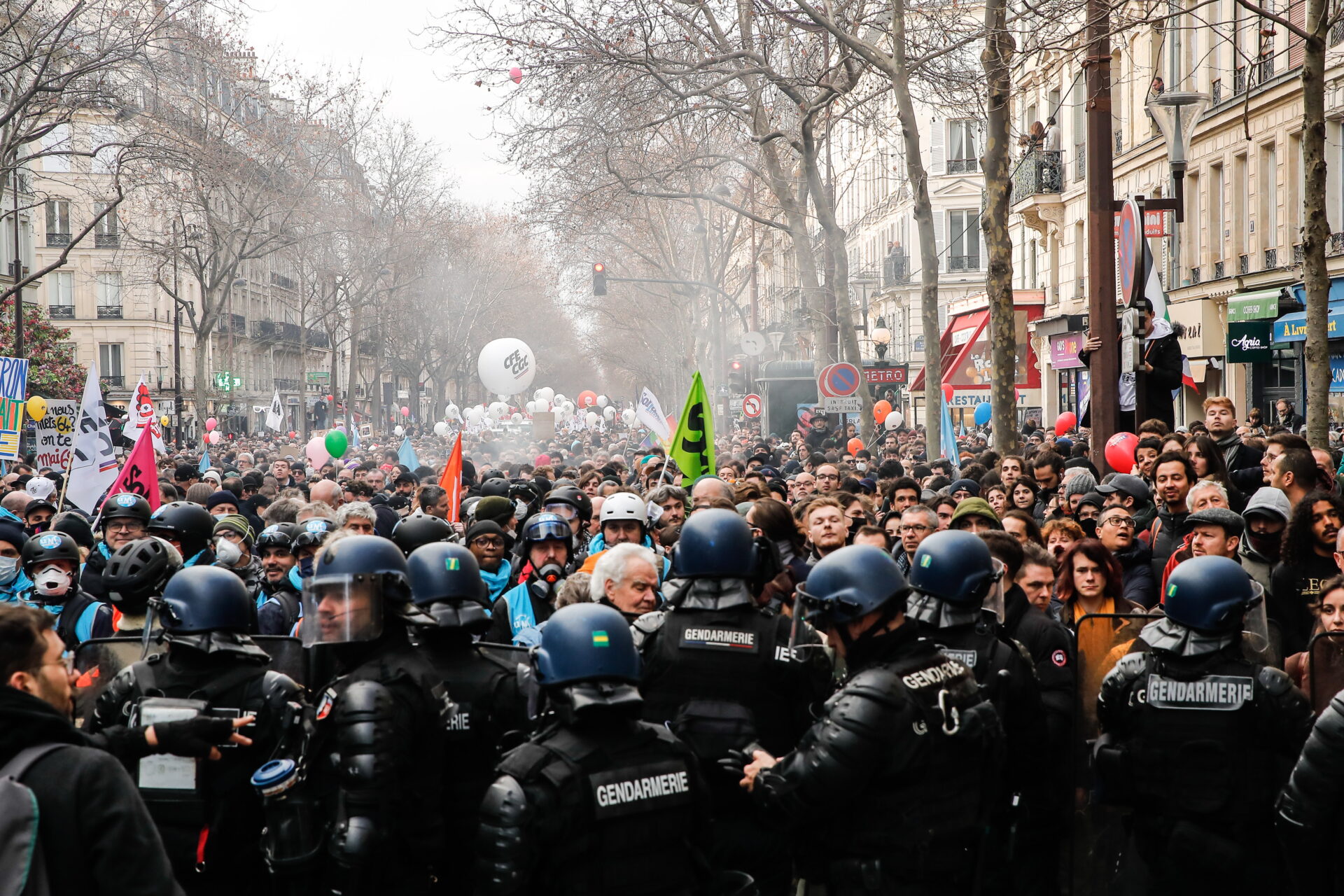 En cuarta jornada de protestas, sindicatos de Francia amagan a Macron