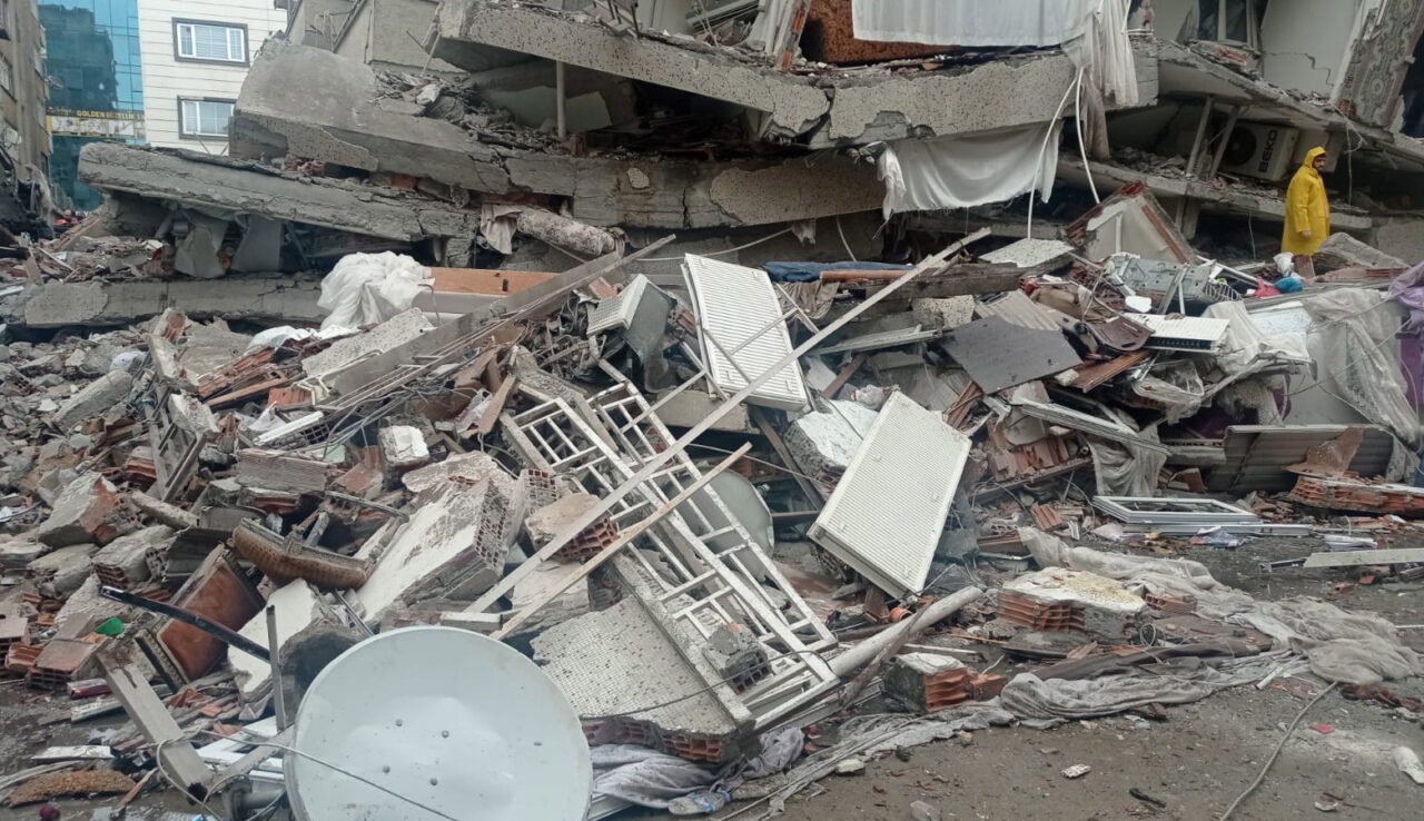 Turquía: varios deportistas quedan bajo los escombros del terremoto