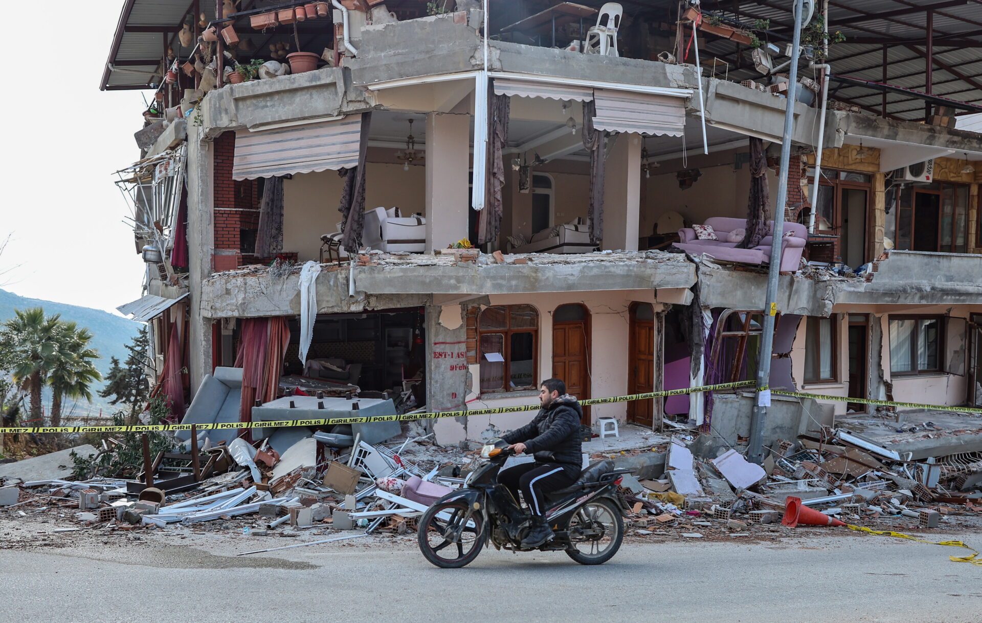 Turquía prohíbe despidos laborales en las zonas afectadas por terremotos