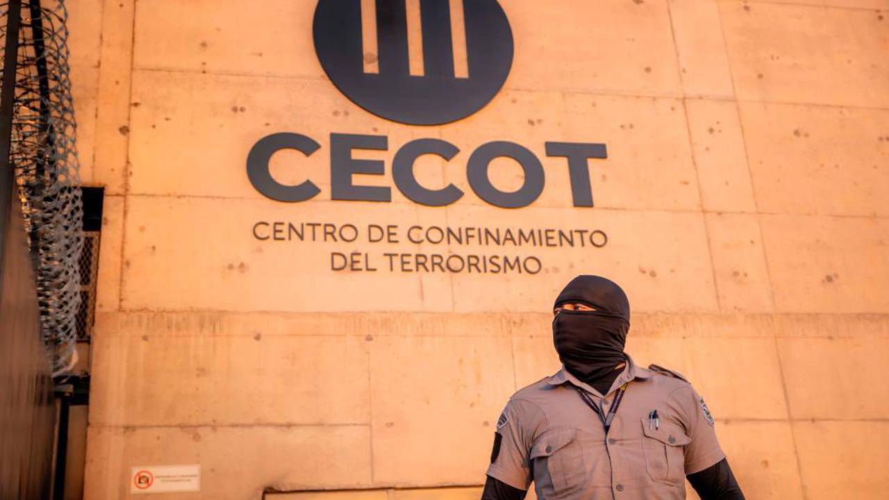 El Salvador traslada a 2 mil personas a la cárcel más grande de América Latina