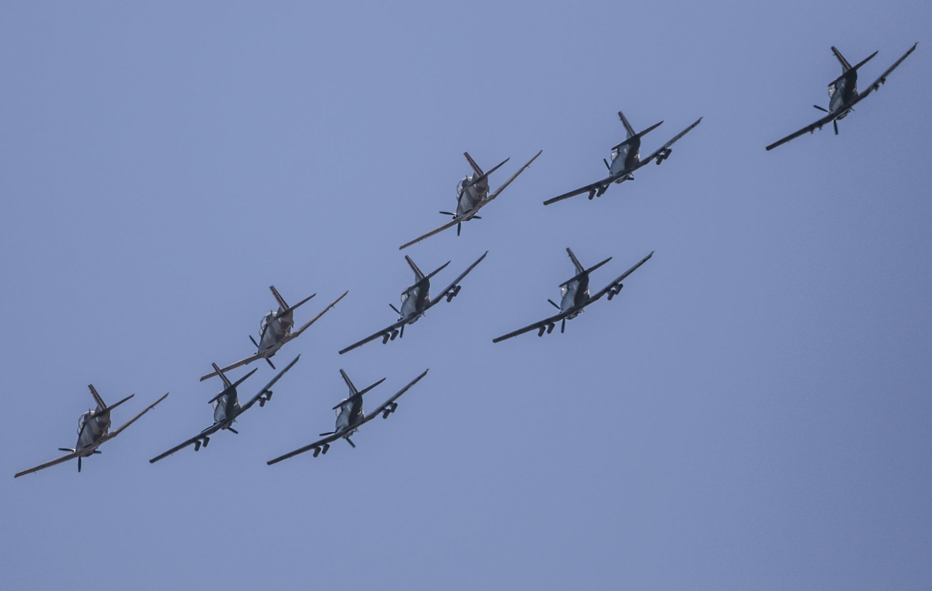 Diputados aprueban proteger espacio aéreo; oposición acusa ‘militarización del cielo’