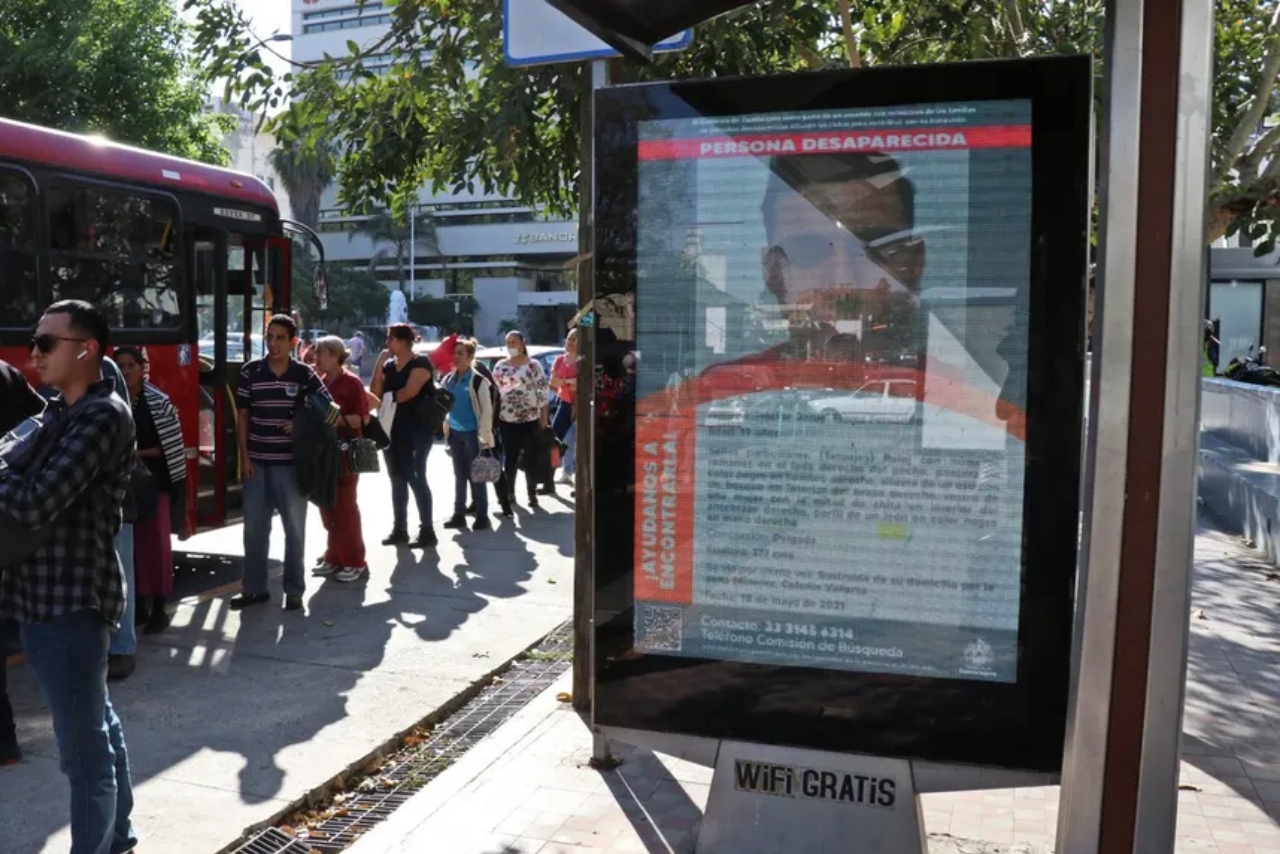 Fichas de búsqueda de desaparecidos son exhibidas en parabuses de Guadalajara