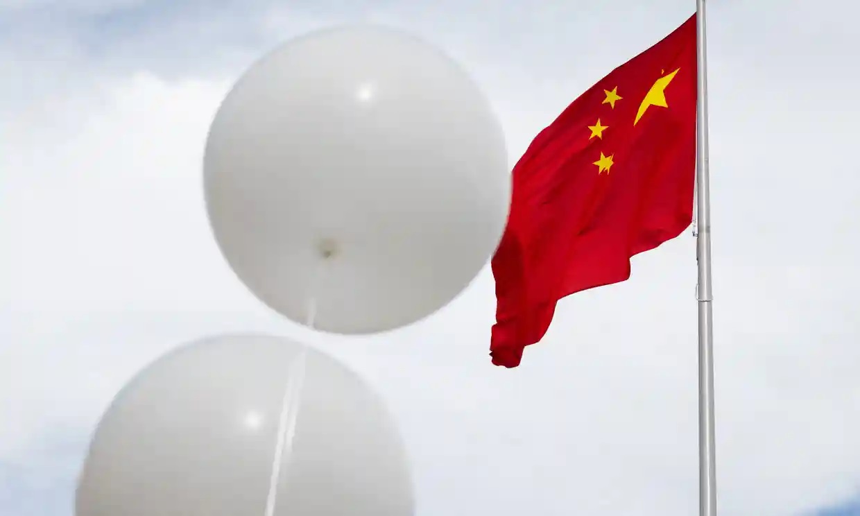 China afirma que globos espías de EU sobrevolaron el Tíbet y Xinjiang
