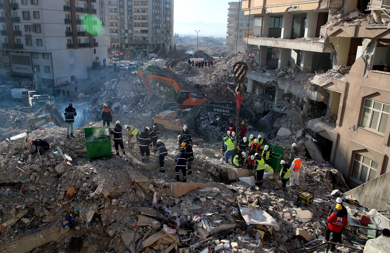 Hombre es rescatado en Turquía tras 278 horas bajo escombros