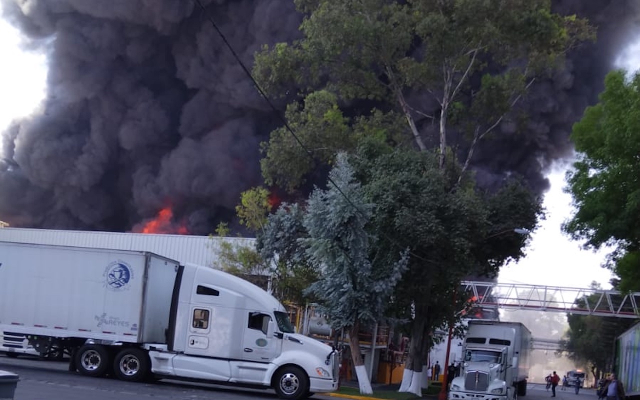 Incendio en Ecatepec: Controlan quema en fábrica de Xalostoc