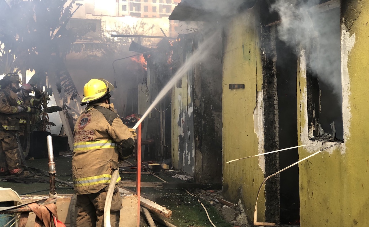 Incendio de casa en moviliza a bomberos en el centro de Monterrey