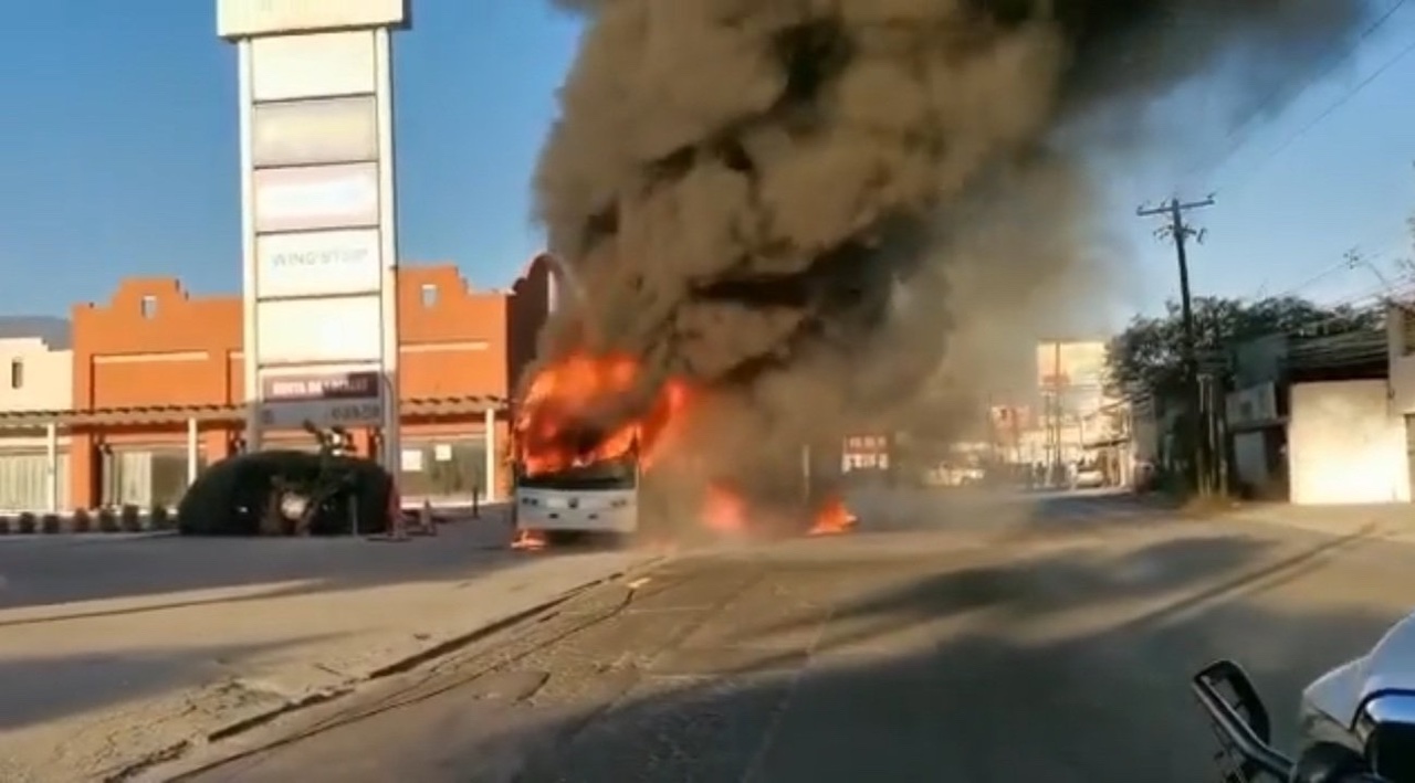 Incendio de camión urbano moviliza a bomberos en Monterrey, NL