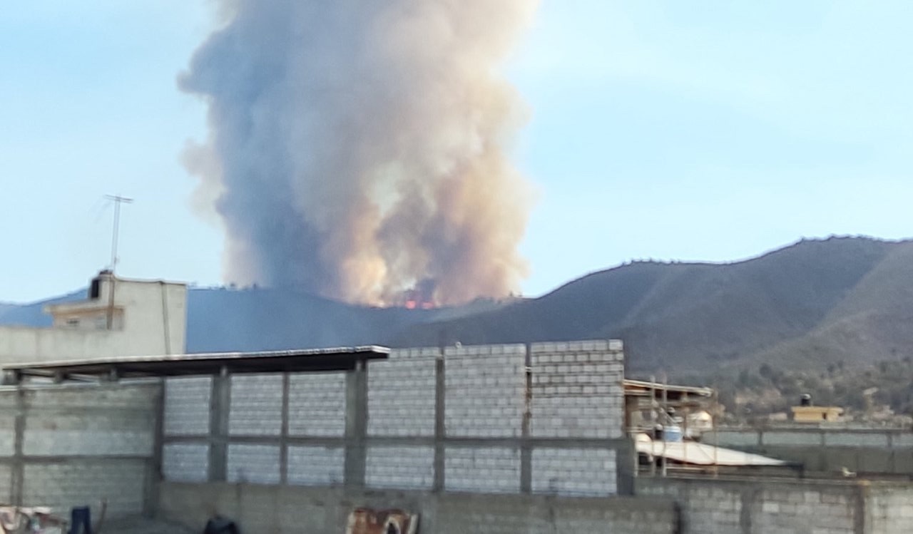 Incendio en pastizales consume parte de la Sierra de Puebla