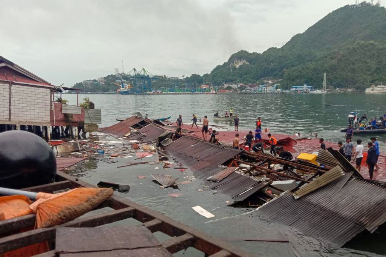 Sismo colapsa edificio y deja al menos cuatro muertos en Indonesia