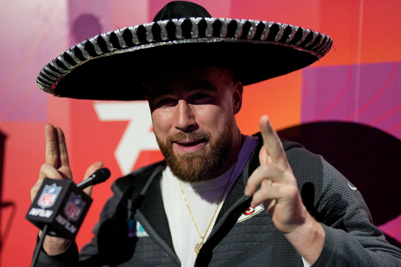 Jason Kelce manda mensaje a los mexicanos en el primer día del Super Bowl LVII