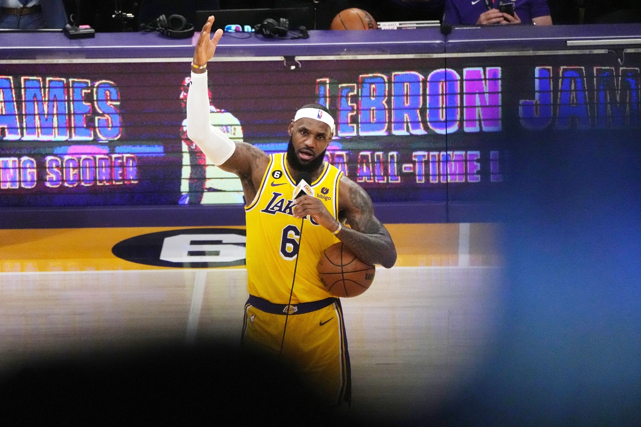 LeBron James será baja de los Lakers por varias semanas tras sufrir una lesión en el pie