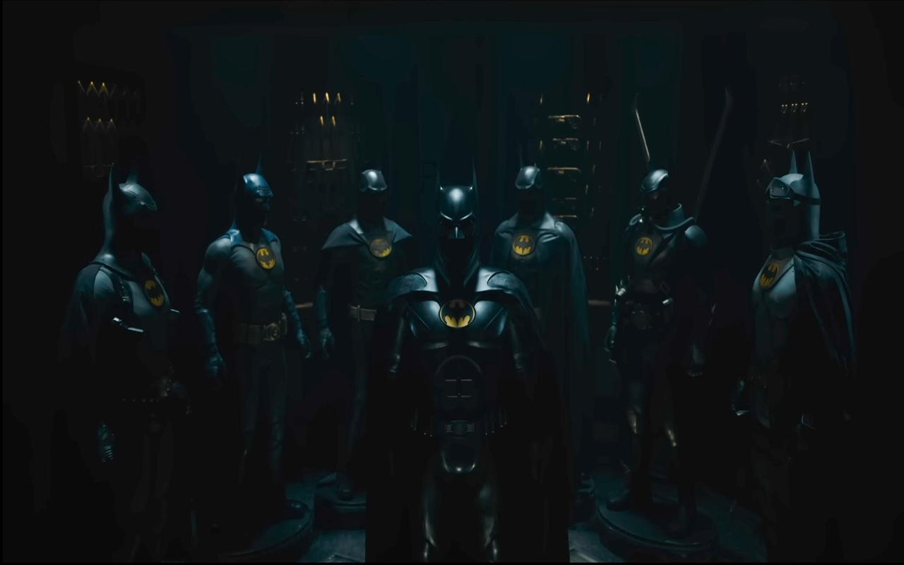 ¿Por qué el Batman de Michael Keaton tiene 7 trajes en <em>The Flash</em>?