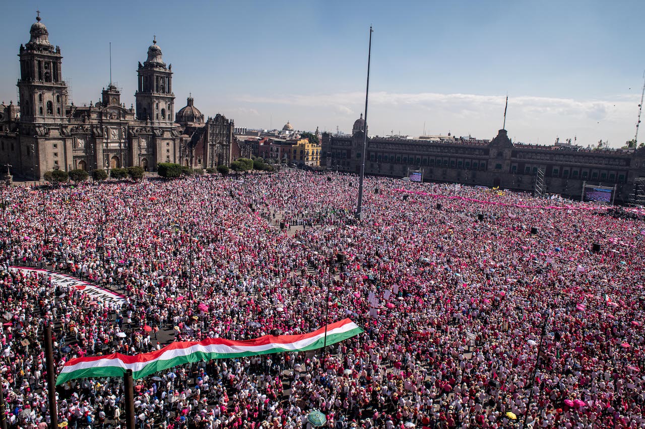 Miles llenan el Zócalo para manifestarse contra el ‘plan b’ de reforma electoral