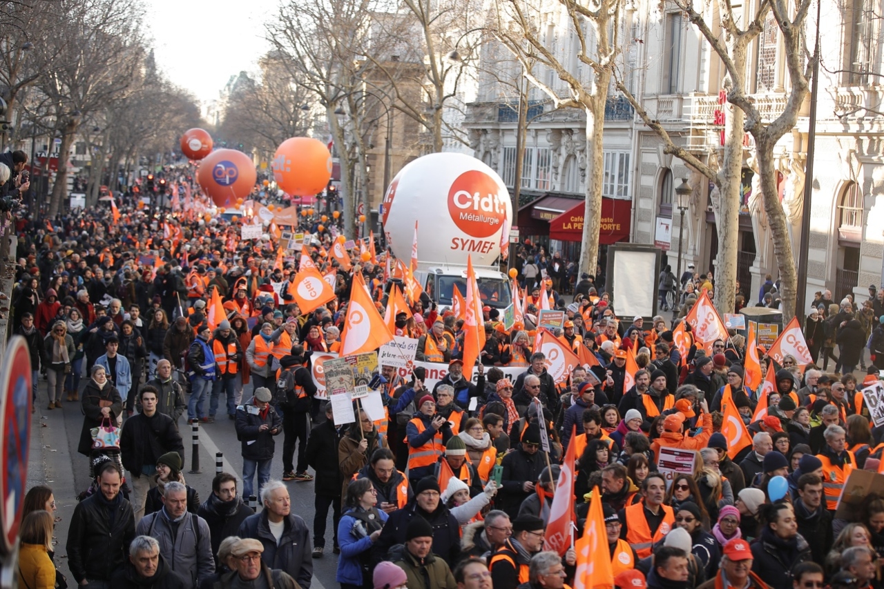 Marchas masivas regresan a Francia en pleno debate de la reforma de prensiones
