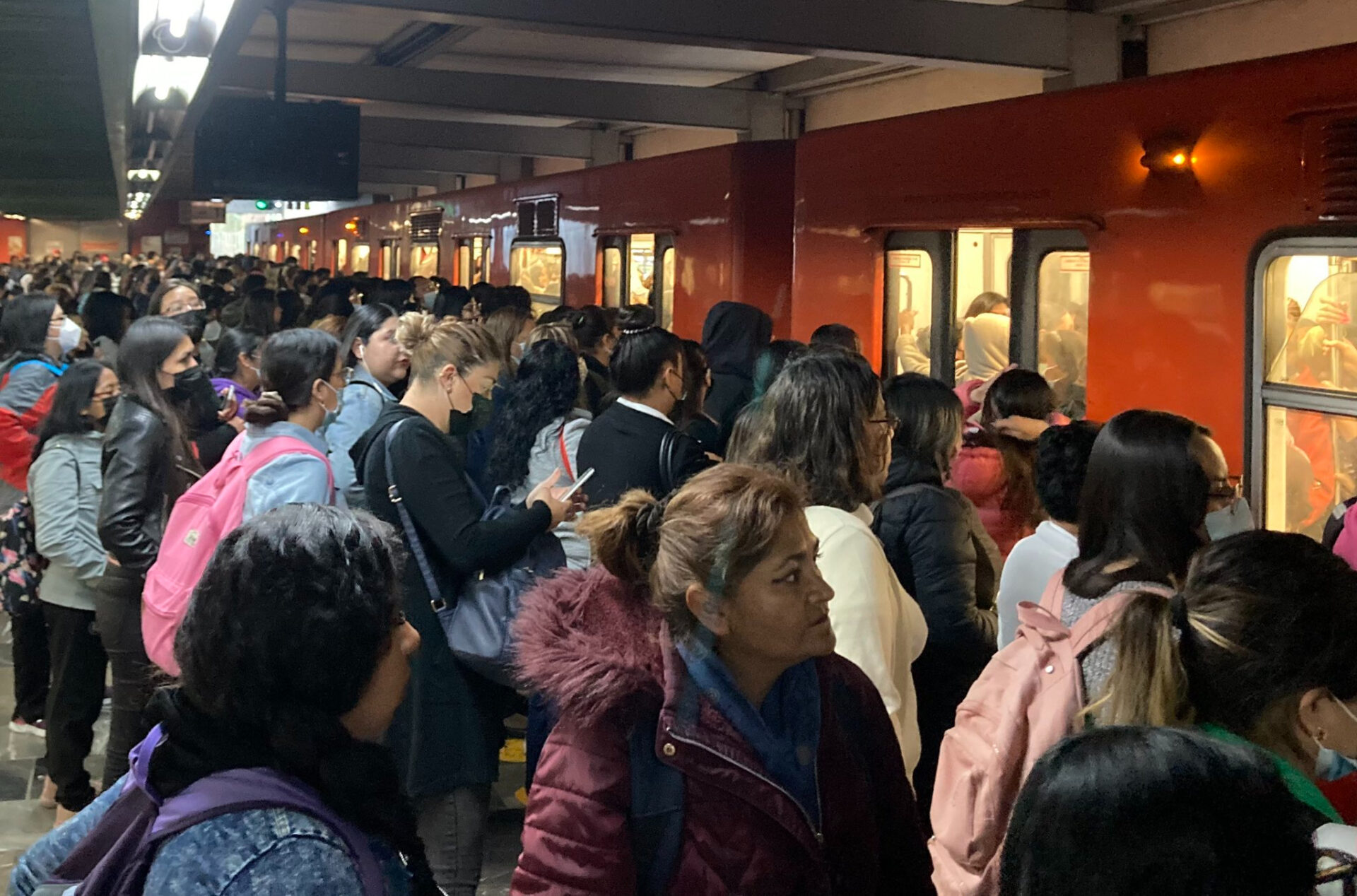 Línea 3 del Metro se satura; usuarios reportan hasta 20 minutos de espera