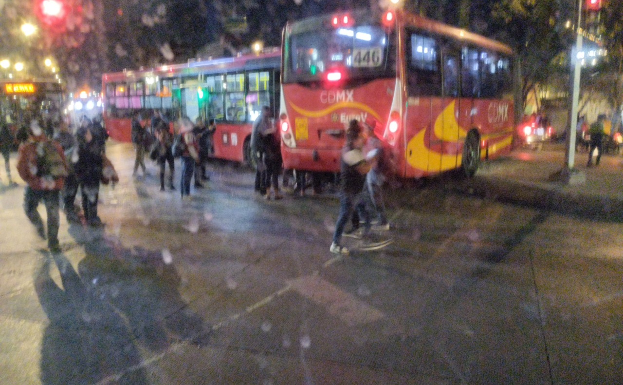 Dos unidades de Metrobús chocan entre Hidalgo y Paseo de la Reforma