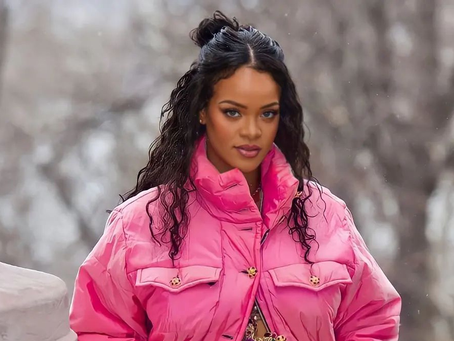 Rihanna presume a su familia en la portada de <em>British Vogue</em>