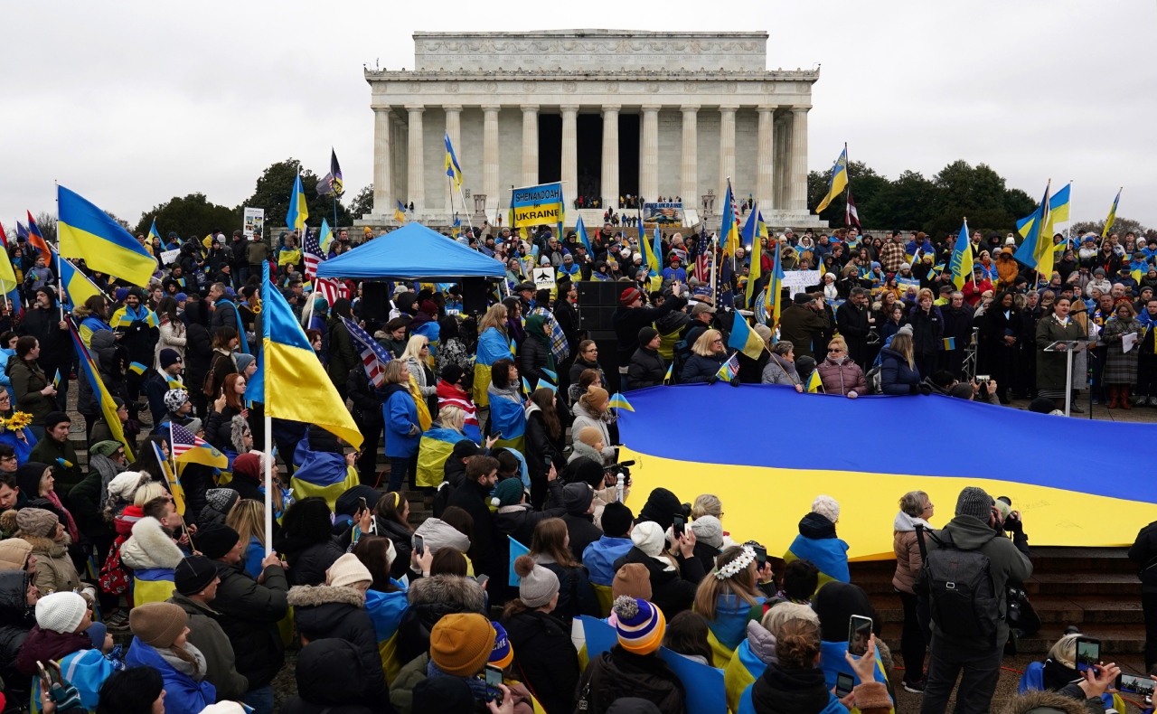 Cientos de personas se manifiestan en EU para expresar apoyo a Ucrania
